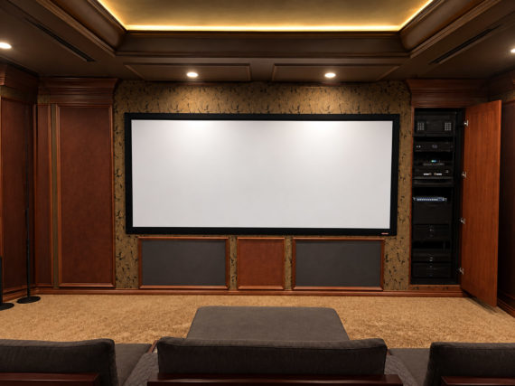Фронтальная стена кинозала Home CinemaScope: перфорированный экран Screen Research 3,5 м и baffle wall с акустикой Procella